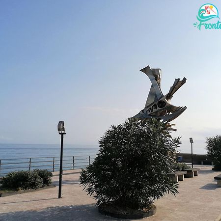 Casa Fronte Mare Villa Santa Teresa Di Riva Exterior photo